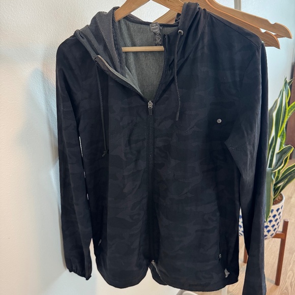Vuori Women’s Outdoor Trainer Shell Jacket – Black Camo - Picture 1 of 3